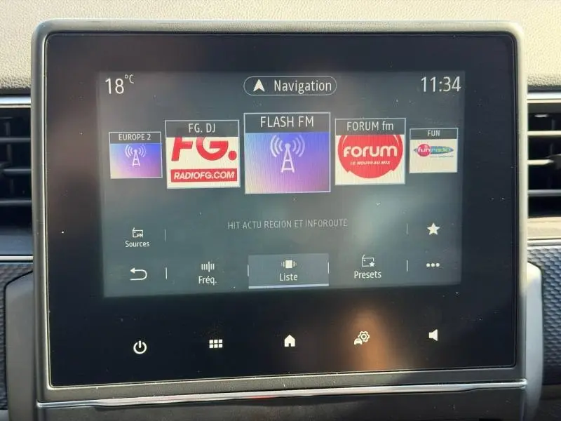 Écran tactile central du Renault Arkana 2025 montrant les stations radio FM avec interface moderne et fond noir.