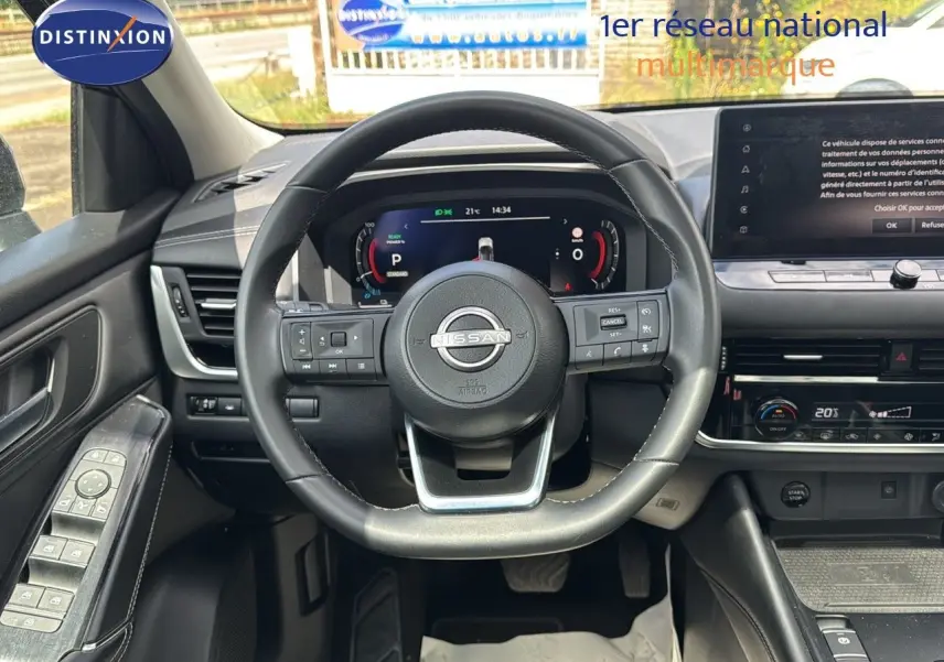 Intérieur du Nissan Qashqai 2024 1.5 e-Power, vue centrée sur le volant et tableau de bord numérique noir.