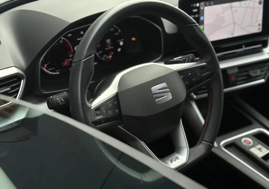 Volant cuir multifonction avec logo FR dans l'habitacle moderne du SEAT LEON 1.5 e-TSI 150 DSG7, vue rapprochée.