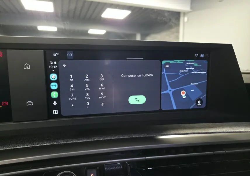 Écran tactile central du Peugeot 3008 gris 2025 affichant un clavier de numérotation et une carte de navigation.