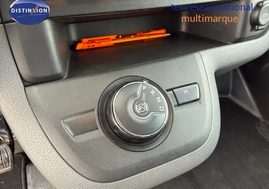 Gros plan sur la molette de boîte automatique du tableau de bord d'un Opel Vivaro gris titane de 2020.