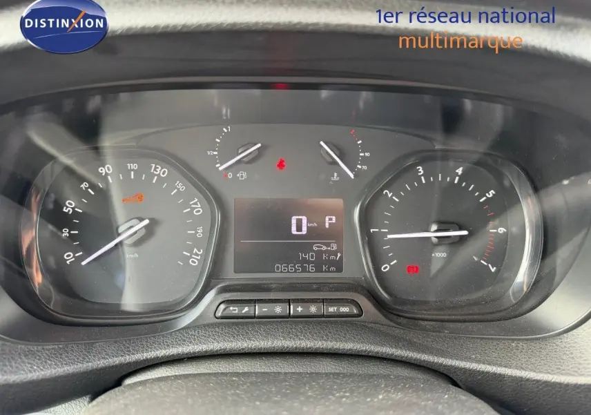 Gros plan sur le tableau de bord numérique de l'Opel Vivaro 2.0 gris titane, affichant vitesse, compte-tours et jauges.