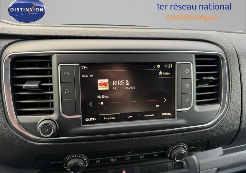 Tableau de bord de l’Opel Vivaro 2.0 180CH Pack Business 2020 avec écran multimédia et commandes climatisation.