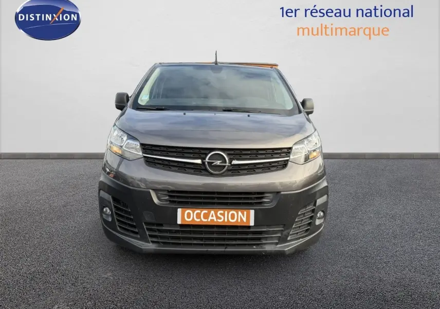 Vue frontale d'un Opel Vivaro gris titane métal avec plaque "OCCASION" sur fond neutre.