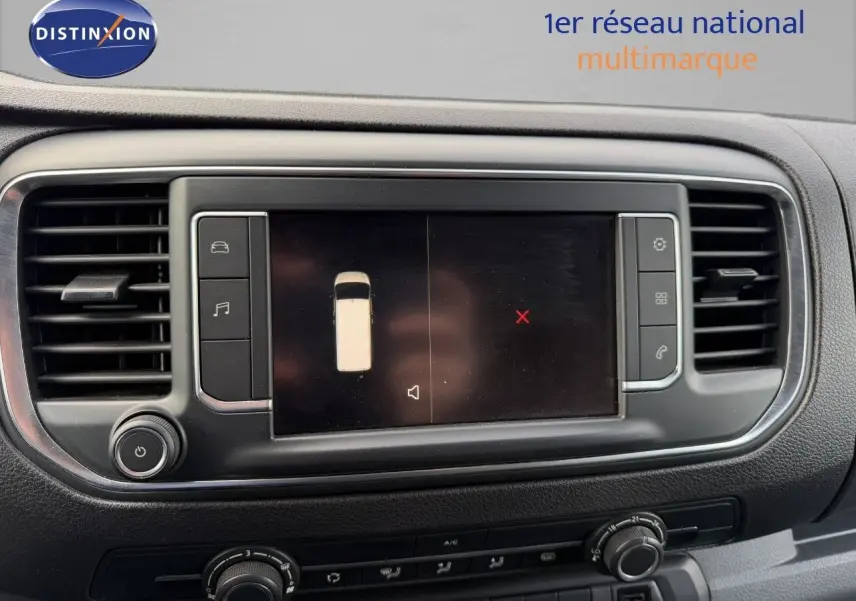 Vue rapprochée de l'écran tactile central et des commandes de climatisation d'un Opel Vivaro gris titane 2020.