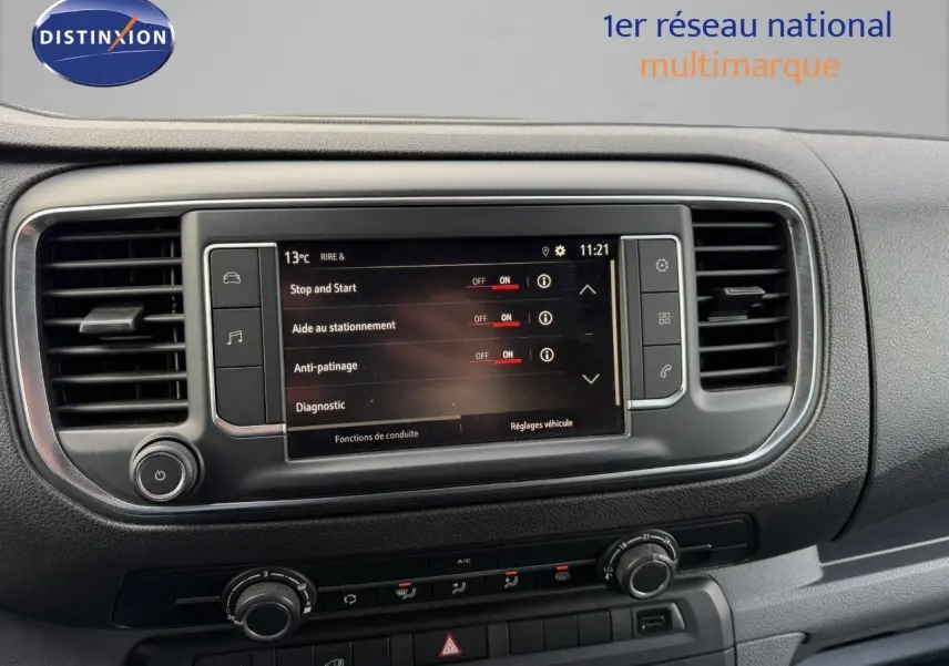 Tableau de bord de l’Opel Vivaro 2.0 gris titane, vue frontale centrée sur l’écran tactile et commandes climatisation.