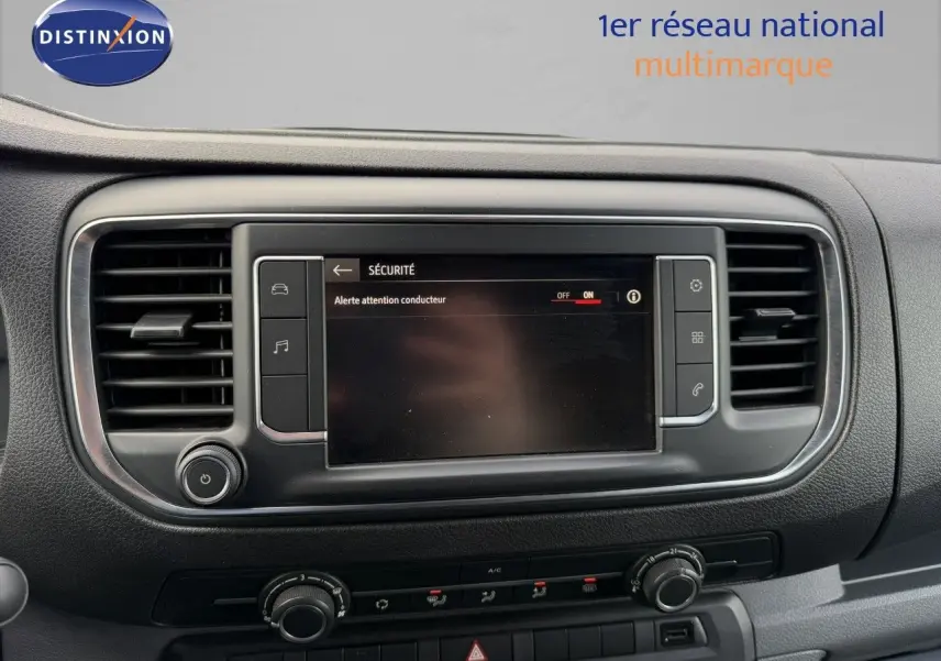 Vue rapprochée du tableau de bord noir de l’Opel Vivaro 2020, avec écran tactile affichant le menu sécurité.