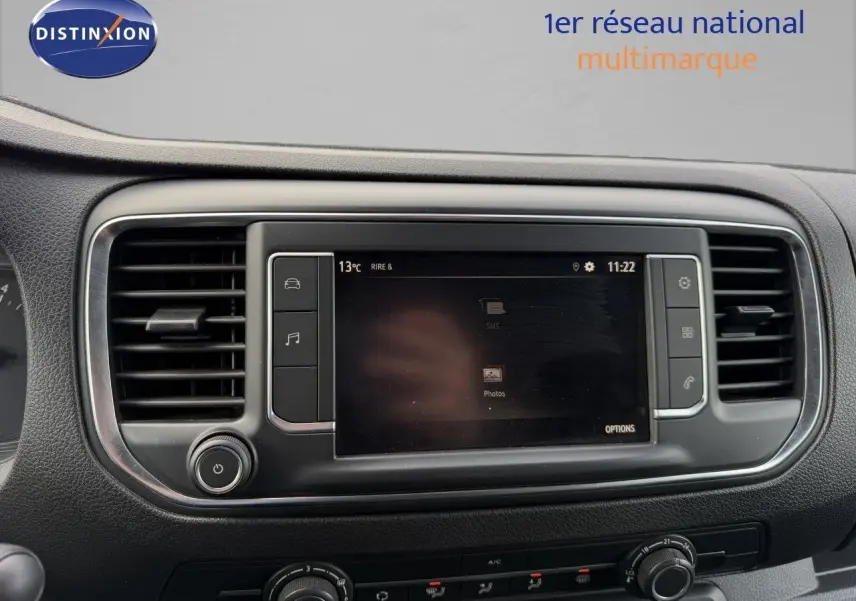 Tableau de bord de l’Opel Vivaro 2020 avec écran tactile central et aérateurs latéraux en vue frontale rapprochée.
