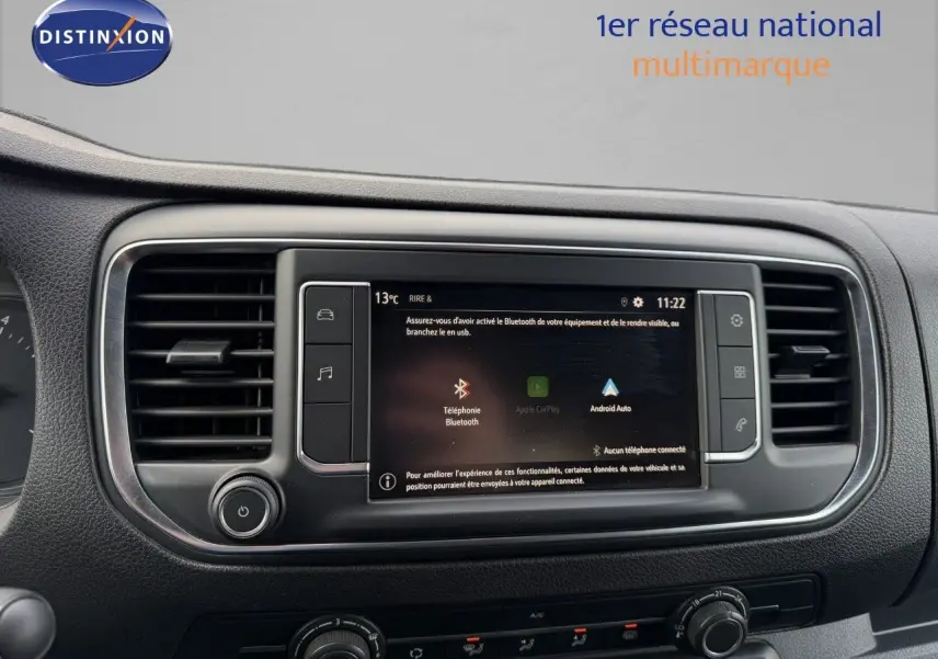 Vue intérieure du tableau de bord de l’Opel Vivaro 2.0 gris titane, avec écran tactile central et commandes climatisation.