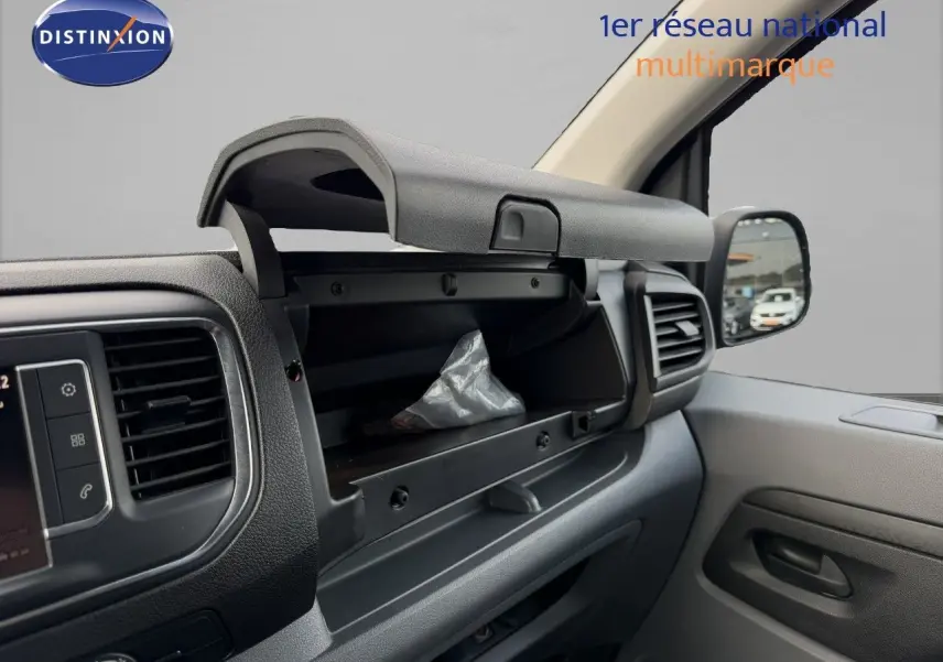 Intérieur de l’Opel Vivaro 2020 gris titane, vue côté passager avec boîte à gants ouverte et tableau de bord noir.