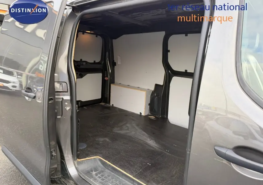 Vue latérale droite ouverte sur l'espace de chargement vide d'un Opel Vivaro gris titane métal, version utilitaire 2020.