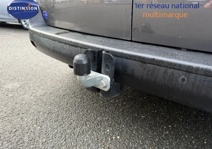 Gros plan sur l'attelage arrière d'un Opel Vivaro gris titane métal, montrant la partie basse du pare-chocs arrière.