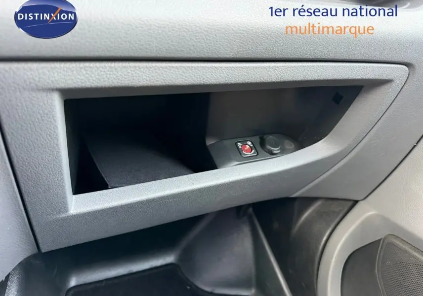 Intérieur côté passager de l’Opel Vivaro gris titane, montrant la boîte à gants ouverte avec commandes intégrées.