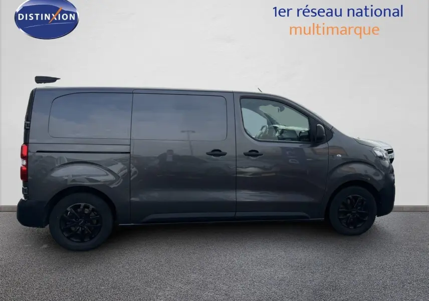 Opel Vivaro gris titane métal vu de profil côté gauche, fourgon utilitaire avec vitres teintées et jantes noires.