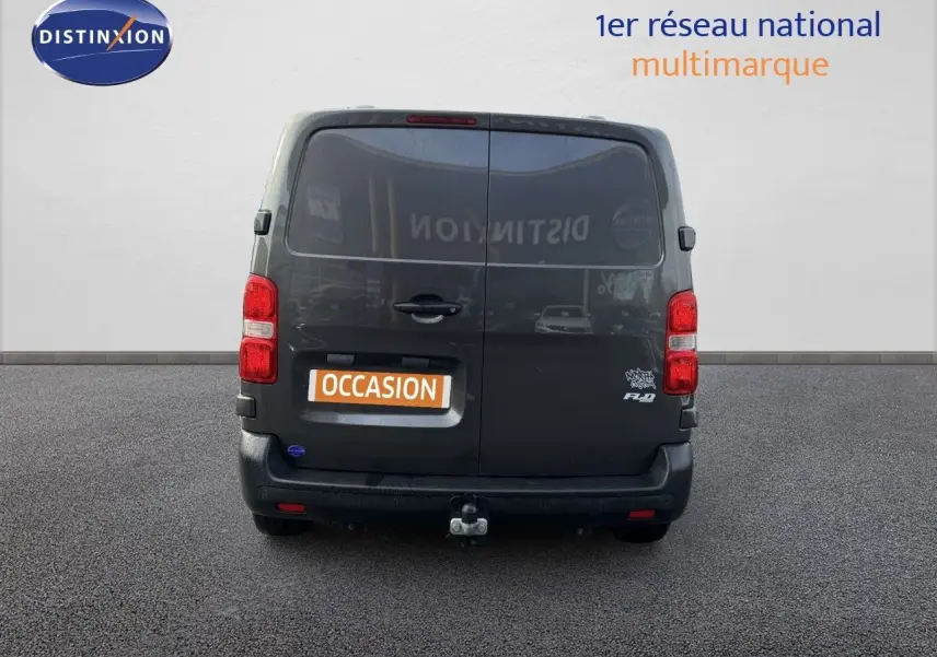 Vue arrière d'un Opel Vivaro gris titane métal de 2020 avec porte double et attelage visible.