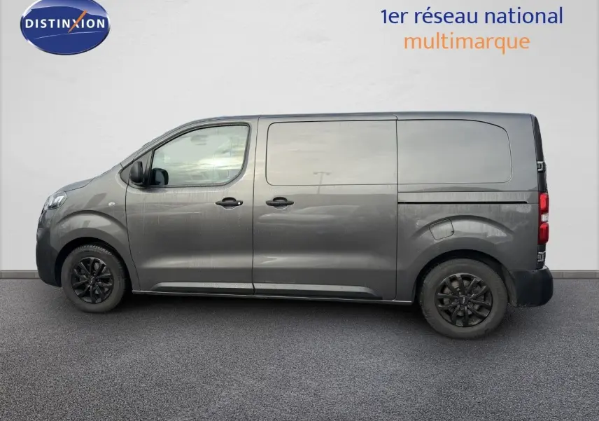 Vue de profil côté gauche d'un Opel Vivaro gris titane métallisé avec jantes noires et carrosserie utilitaire.
