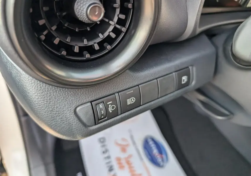 Détail des commandes d’éclairage et ventilation côté gauche dans l’habitacle du Toyota C-HR blanc 2024.