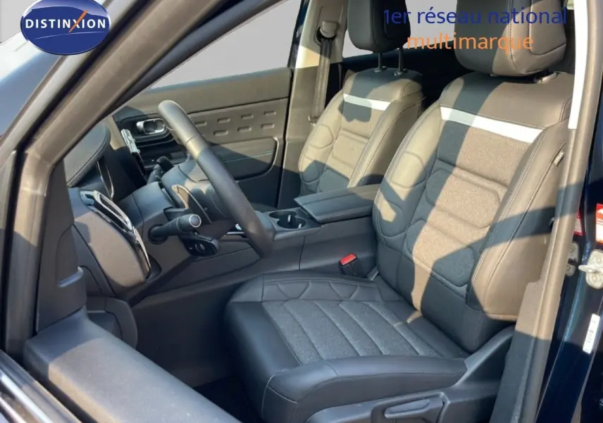 Vue intérieure côté conducteur du Citroën C5 Aircross bleu Eclipse Metal, sièges tissu et cuir gris avec volant multifonction.