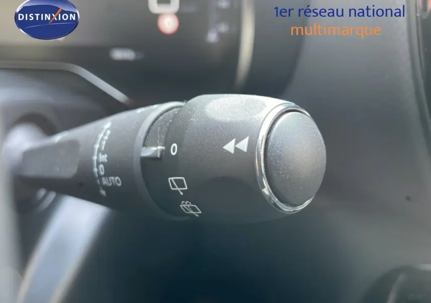 Gros plan sur la commande de l'essuie-glace dans l'habitacle du Citroën C5 Aircross 2025 bleu Eclipse Metal.