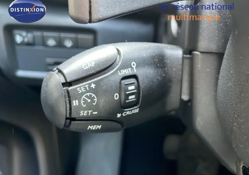 Gros plan sur le commodo de régulateur de vitesse d’un Citroën C5 Aircross bleu Eclipse Metal, intérieur côté gauche.