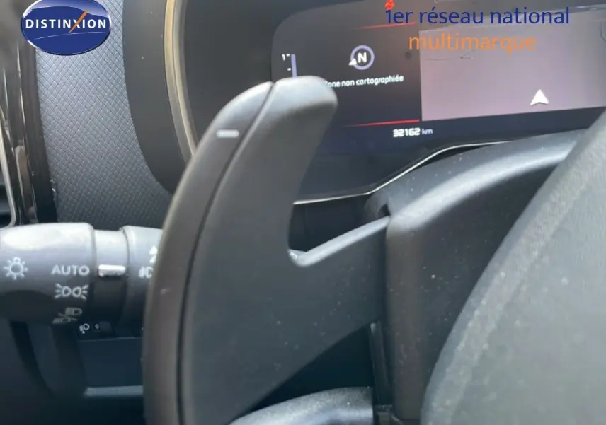 Gros plan sur la palette de changement de vitesse du volant du Citroën C5 Aircross 2025, intérieur noir.