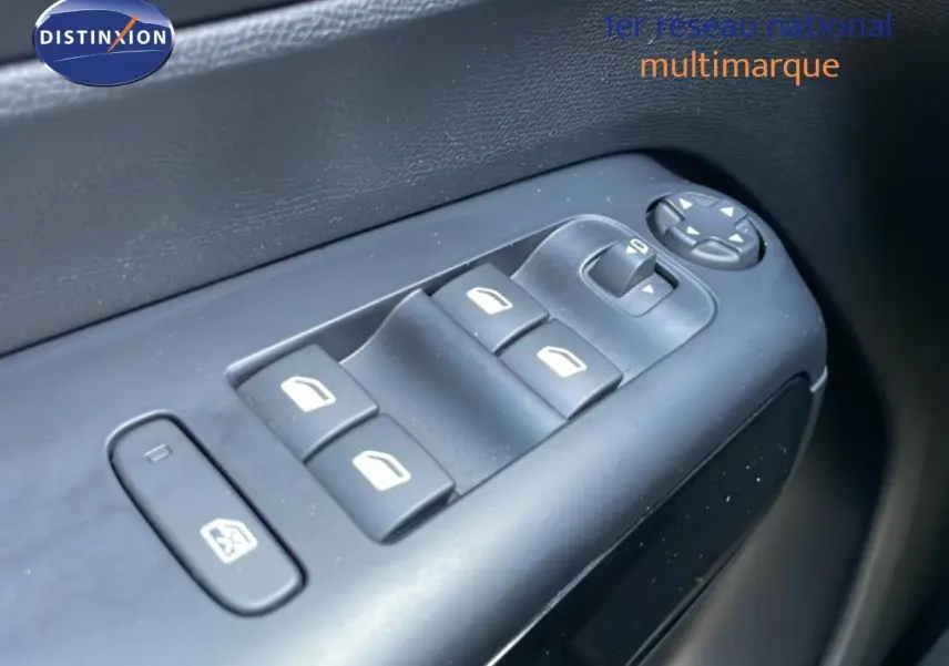 Gros plan sur les commandes des vitres électriques et rétroviseurs côté conducteur du Citroën C5 Aircross bleu Eclipse Metal 2025.
