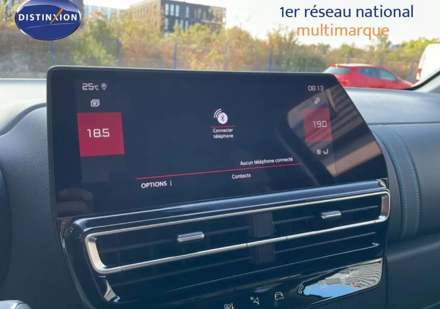 Écran tactile central du tableau de bord du Citroën C5 Aircross 2025, affichant la température et la connexion Bluetooth.