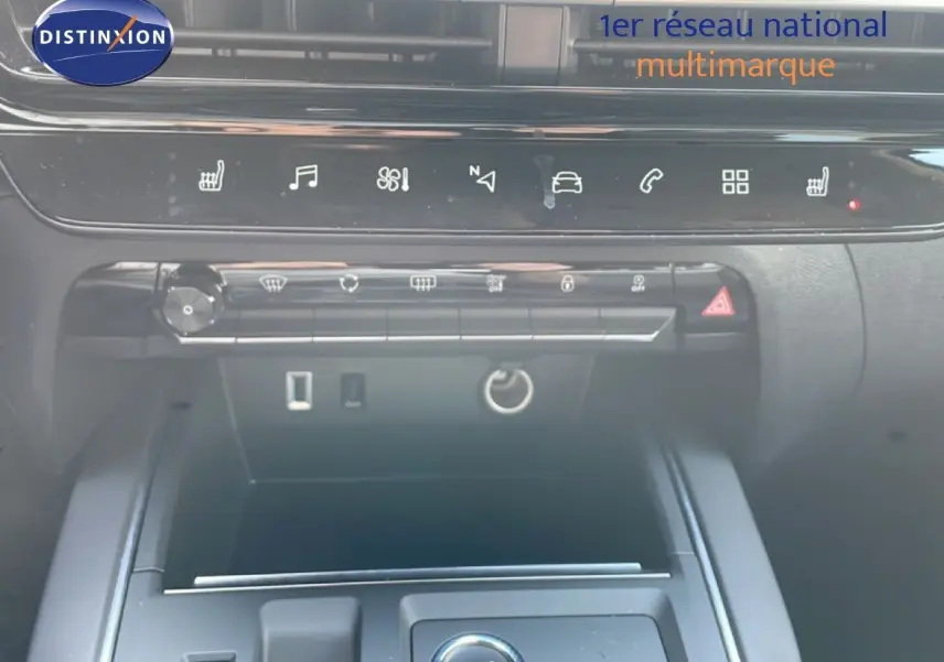 Vue rapprochée du tableau de bord et console centrale du Citroën C5 Aircross 2025, boutons tactiles et démarrage moteur.