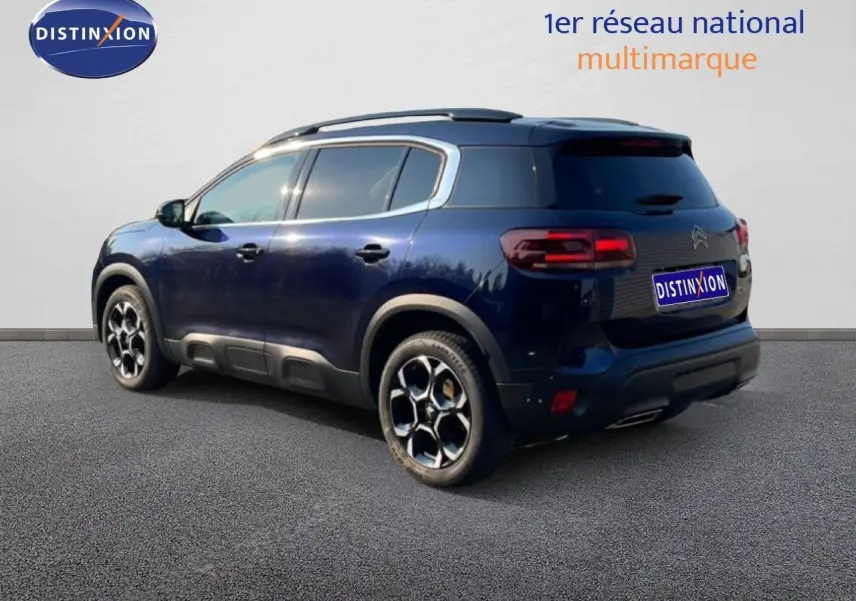 Vue 3/4 arrière droite d'un Citroën C5 Aircross bleu Eclipse Métal avec jantes bi-ton et toit panoramique.