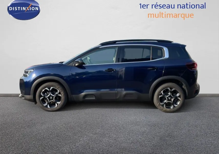 Profil côté gauche du Citroën C5 Aircross 2025 bleu Eclipse Metal avec jantes alliage et barres de toit noires.