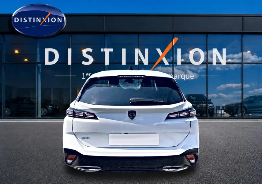 Vue arrière d'une Peugeot 308 SW blanche 2025, avec feux arrière LED et double sortie d'échappement chromée.