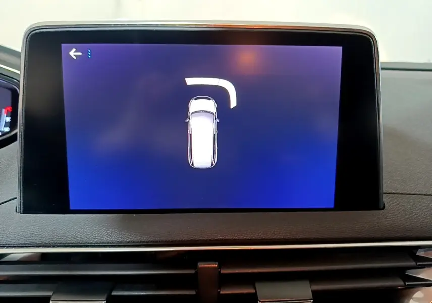 Écran tactile central du tableau de bord du Peugeot 5008 2020 affichant l'aide au stationnement en vue aérienne.