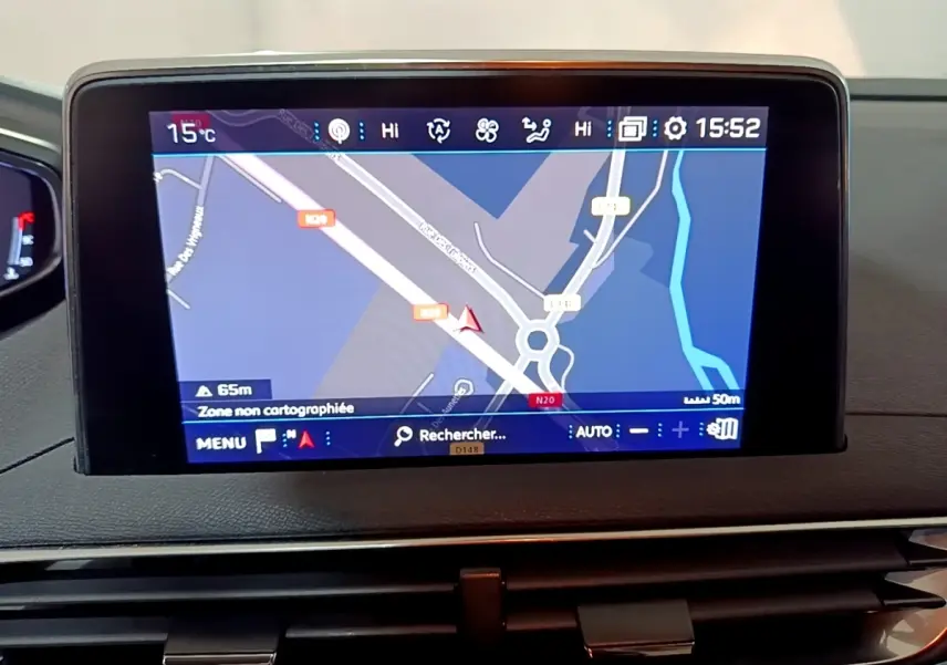 Écran tactile central du tableau de bord du Peugeot 5008 gris clair, affichant la navigation GPS en plan rapproché.