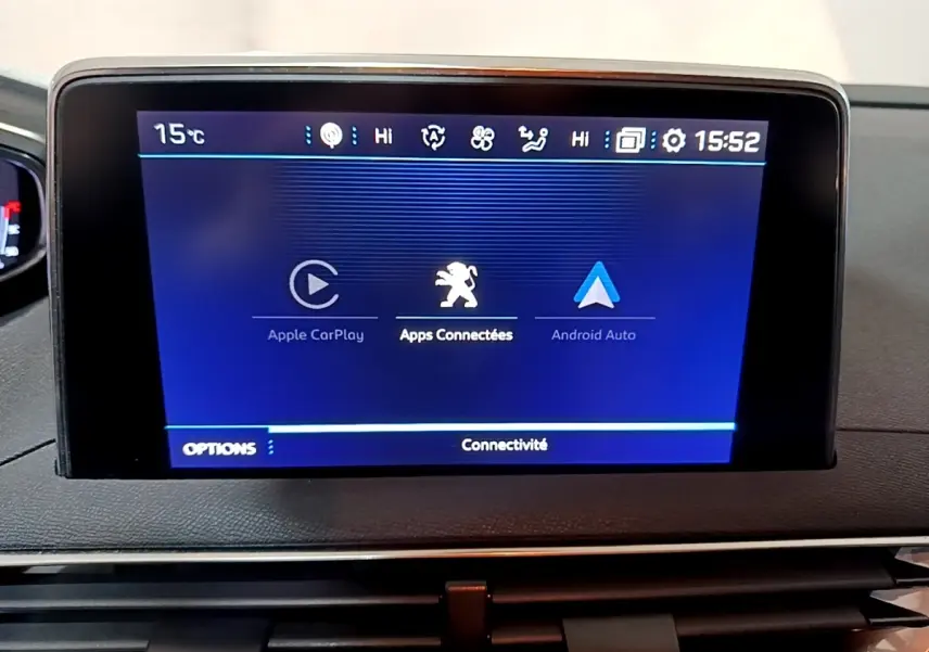 Écran tactile central affichant les options Apple CarPlay et Android Auto dans un Peugeot 5008 gris clair, vue intérieure frontale.