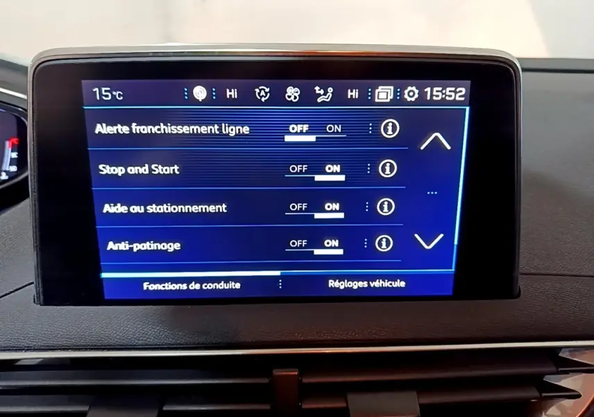 Écran tactile central affichant les réglages de conduite du Peugeot 5008 2020, intérieur noir.