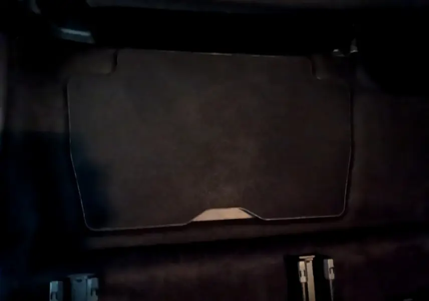 Vue rapprochée du plancher plat noir de la 3ème rangée de sièges amovibles du Peugeot 5008 gris clair.