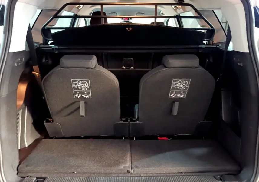 Vue arrière du coffre du Peugeot 5008 gris clair 2020 avec la troisième rangée de sièges individuels relevée.