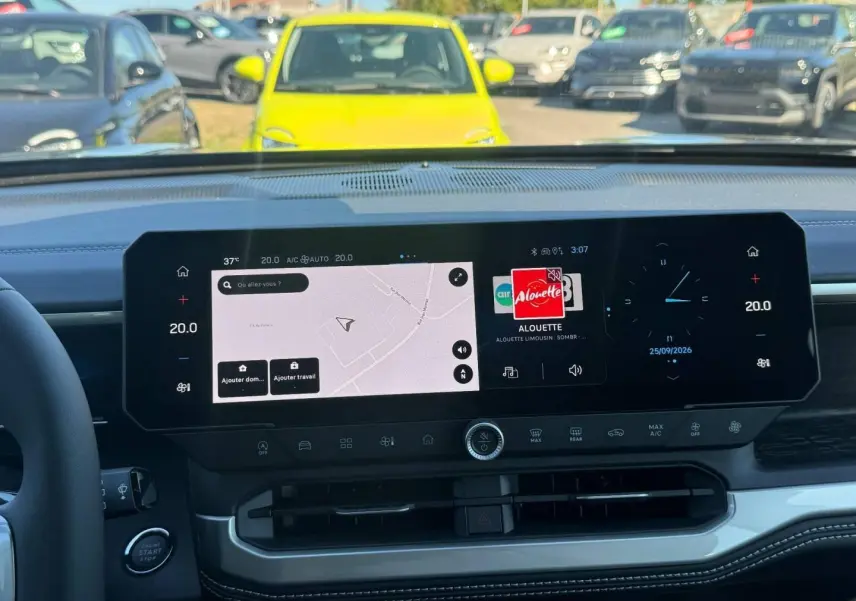 Vue intérieure du tableau de bord du Jeep Compass 2026 avec écran tactile large et commandes digitales visibles.