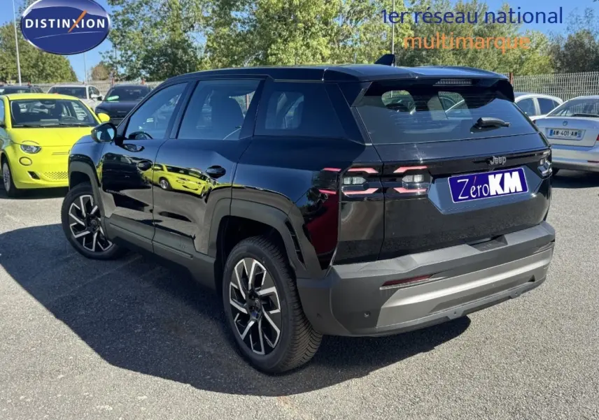 Jeep Compass Vulcano vue 3/4 arrière droit, carrosserie noire brillante avec jantes alu et feux arrière LED.