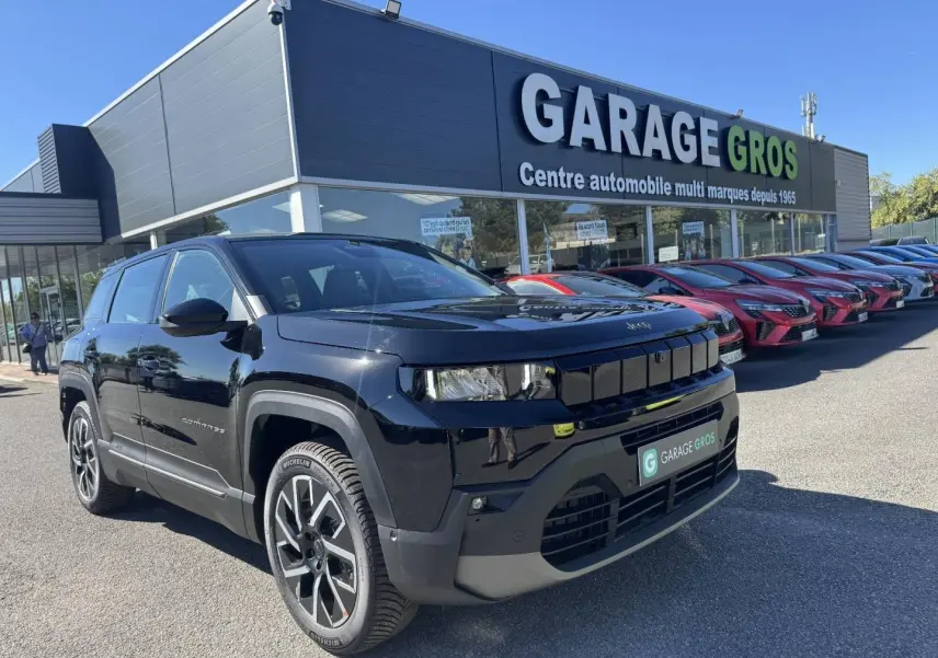 Jeep Compass 2026 couleur Vulcano, vue 3/4 avant droit, avec calandre noire et jantes alu distinctives.