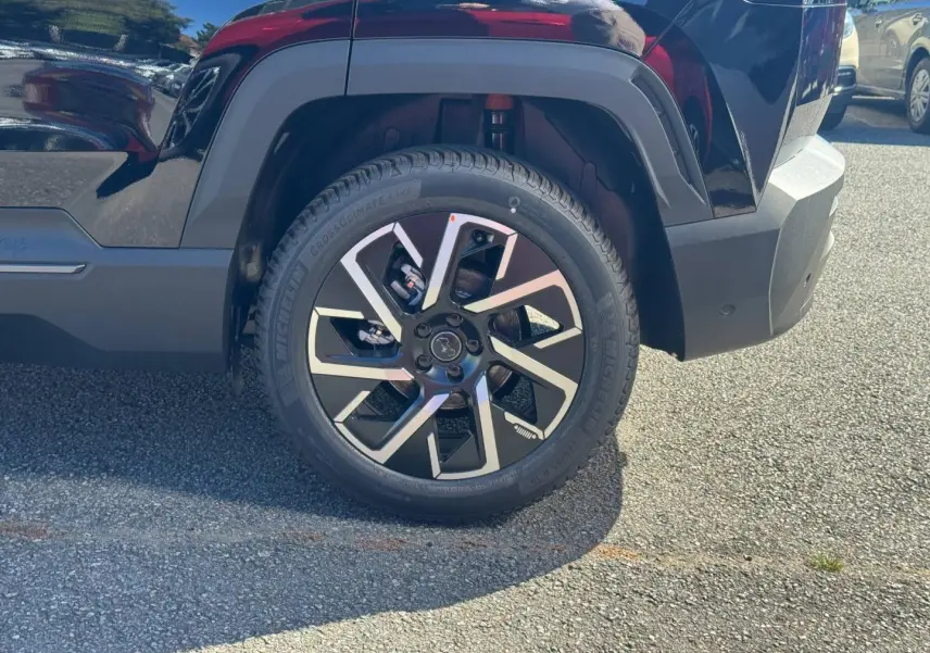 Gros plan sur la roue arrière droite du Jeep Compass Vulcano 2026, jante alu noire et argent avec logo Jeep central.