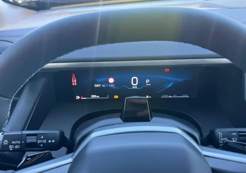Vue intérieure du tableau de bord et volant du Jeep Compass 2026, affichage numérique moderne et commandes au volant visibles.