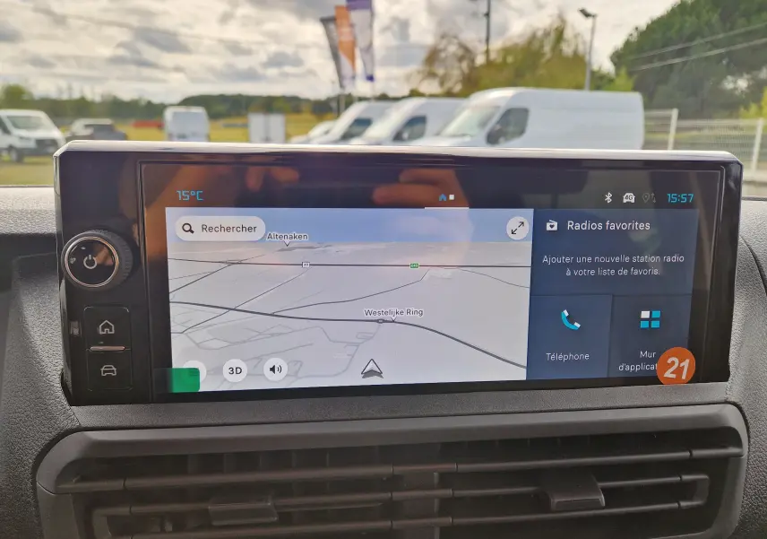Écran tactile central du Citroën Jumpy XL gris titane affichant la navigation et les options radio en intérieur véhicule.