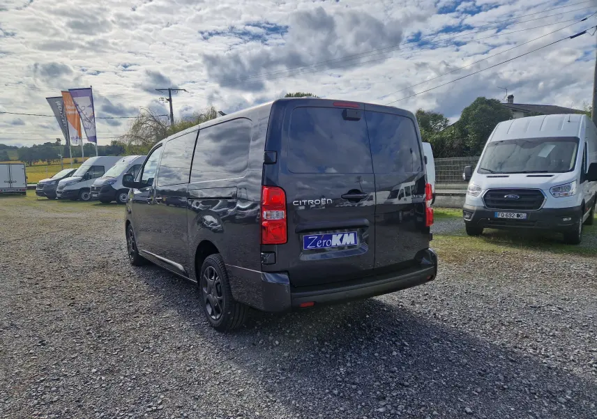 Vue 3/4 arrière d'un Citroën Jumpy XL gris titane avec vitres arrière teintées et jantes tôles 17 pouces.