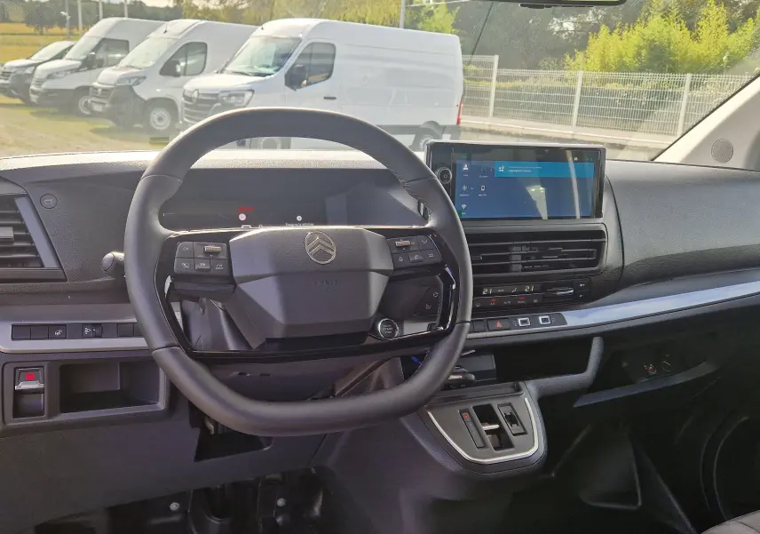 Intérieur du Citroën Jumpy XL gris titane, vue du poste de conduite avec volant multifonction et écran tactile central.