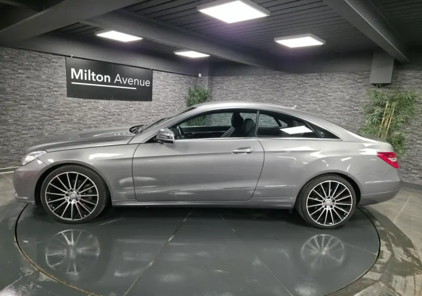 Mercedes Classe E Coupé E 200 gris métallisé vu de profil côté gauche avec jantes alliage 19 pouces.