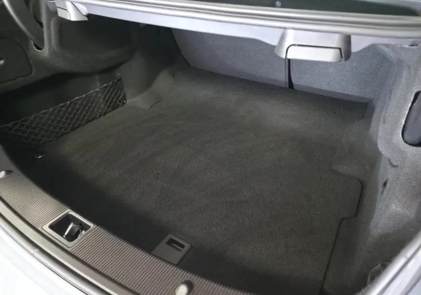 Coffre spacieux et propre de la Mercedes Classe E Coupé gris, vue intérieure sans chargement ni accessoires visibles.