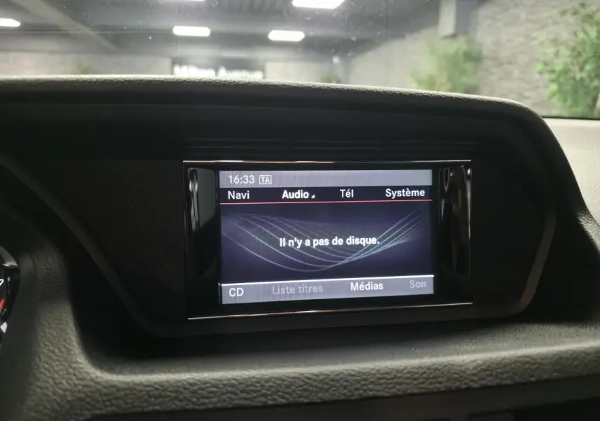 Écran de navigation et audio du tableau de bord d'une Mercedes Classe E Coupé gris de 2012