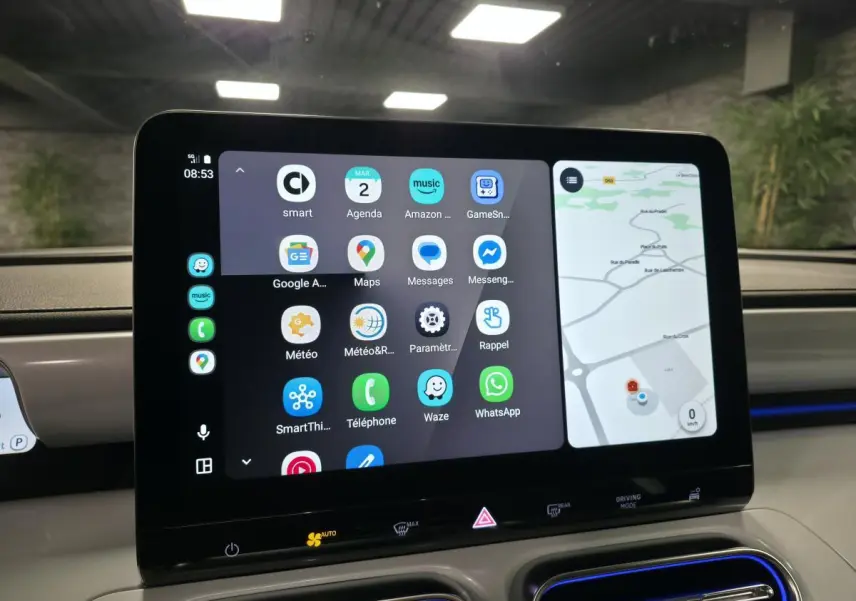 Écran tactile central affichant applications et navigation dans l'habitacle clair d'une Smart #1 blanche 2024.