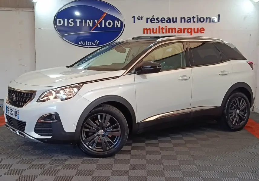 Peugeot 3008 blanc vue 3/4 avant droit, avec jantes noires et toit noir contrasté en intérieur showroom.